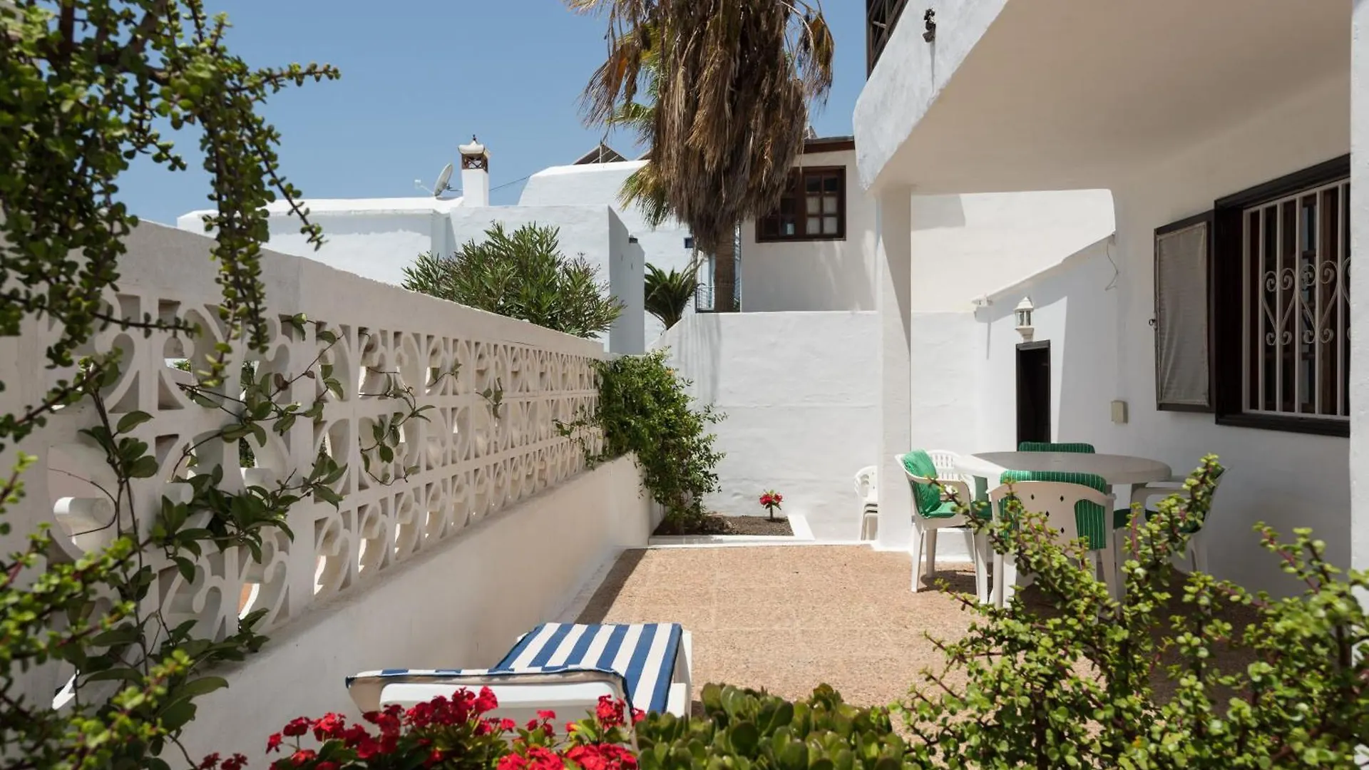 2Br Beach House - Solarium Terrace Shower - 13 Puerto del Carmen  0*, Puerto del Carmen (Lanzarote) Spain